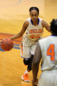 Angelina College’s Briana Hale (22) is looking for a screen from teammate Malachi McQueen during Saturday’s game at Shands Gymnasium. The Lady Roadrunners dropped a 66-61 decision in the conference opener for both teams. (AC Press photo by Rachel Stallard)